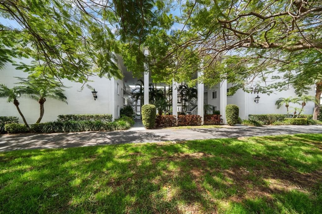 50 HARBOR VIEW LANE UNIT 21 BELLEAIR BLUFFS, FL 33770
