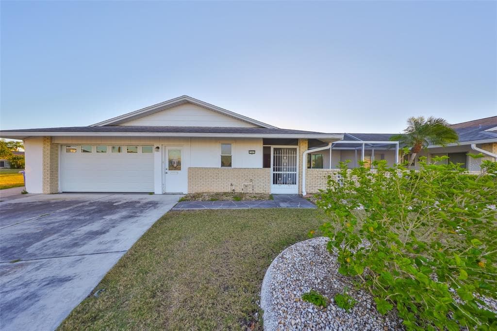 1507 HARTWICK DR SUN CITY CENTER, FL 33573