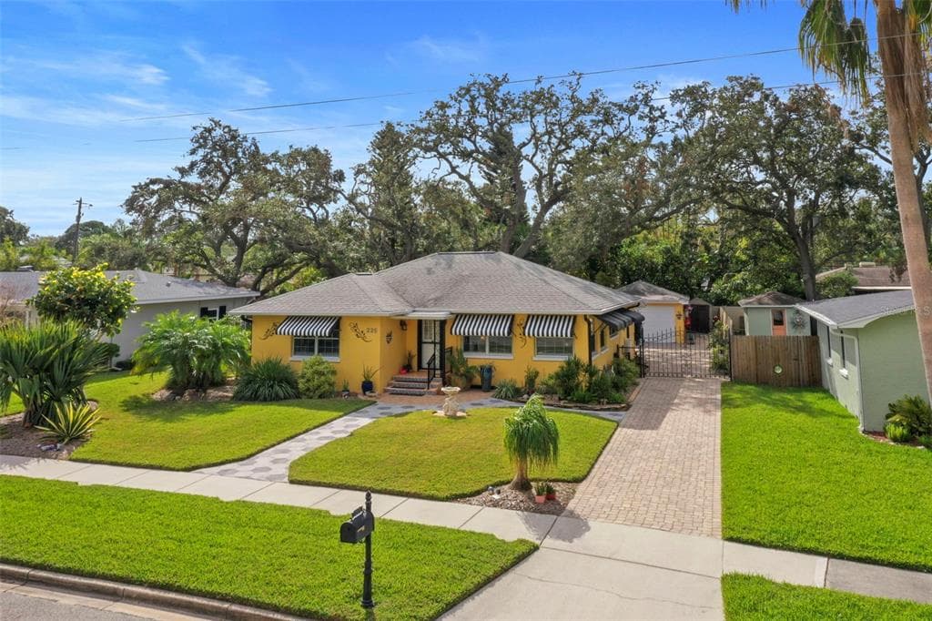 225 GARDEN CIRCLE S DUNEDIN, FL 34698