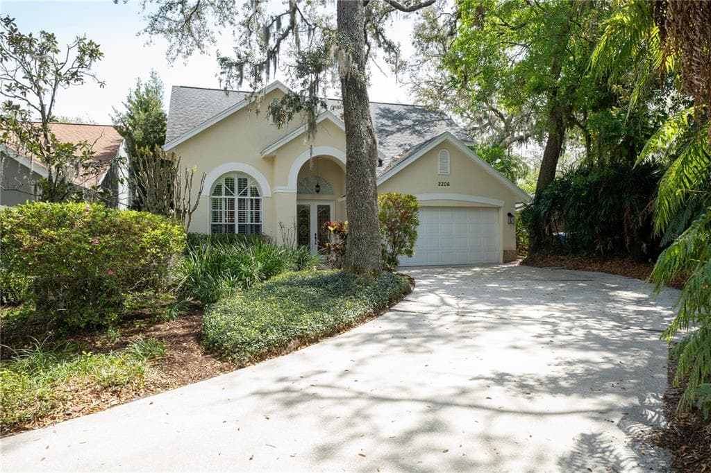 2206 GREEN OAKS LANE TAMPA, FL 33612