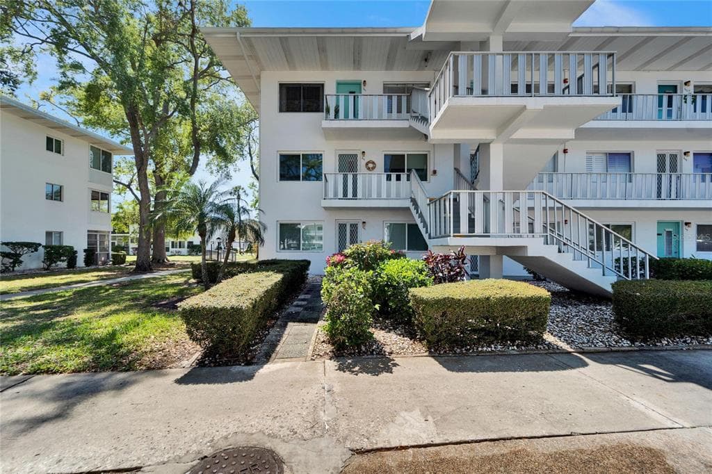 8454 111TH STREET UNIT 201 SEMINOLE, FL 33772