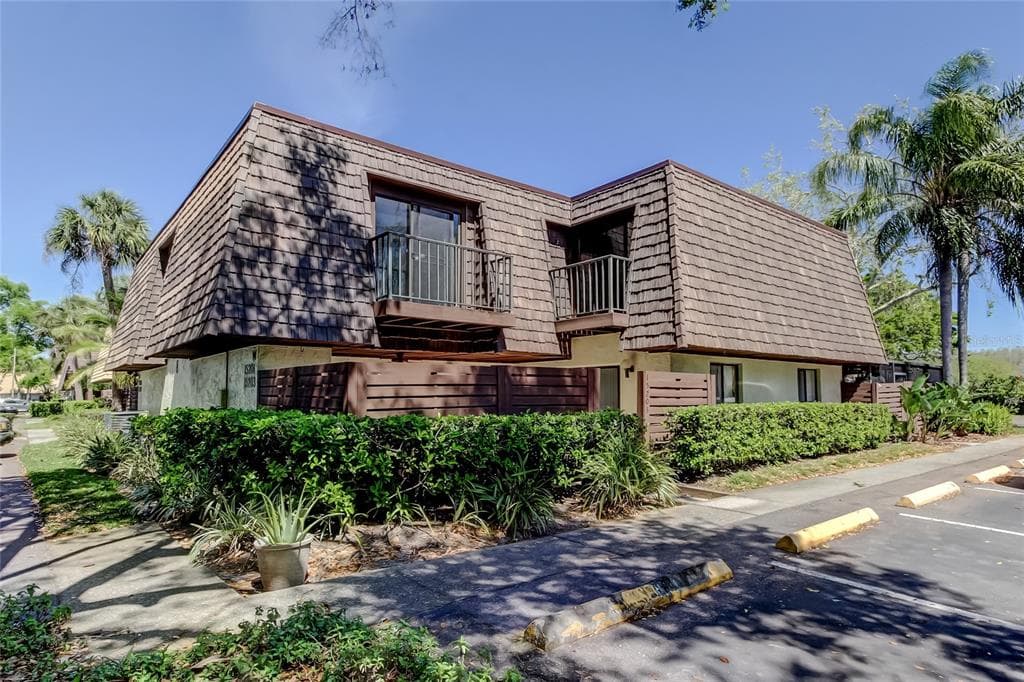 15203 W POND WOODS DR TAMPA, FL 33618