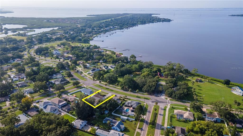 102 SHORE DRIVE W OLDSMAR, FL 34677