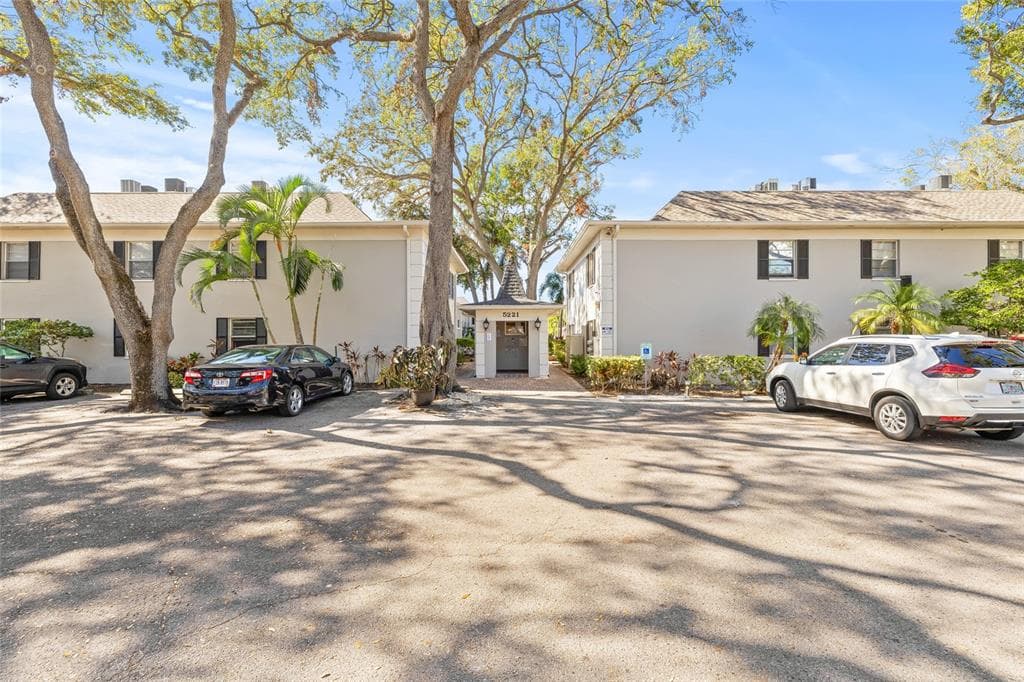 5221 BAYSHORE BOULEVARD UNIT 18 TAMPA, FL 33611