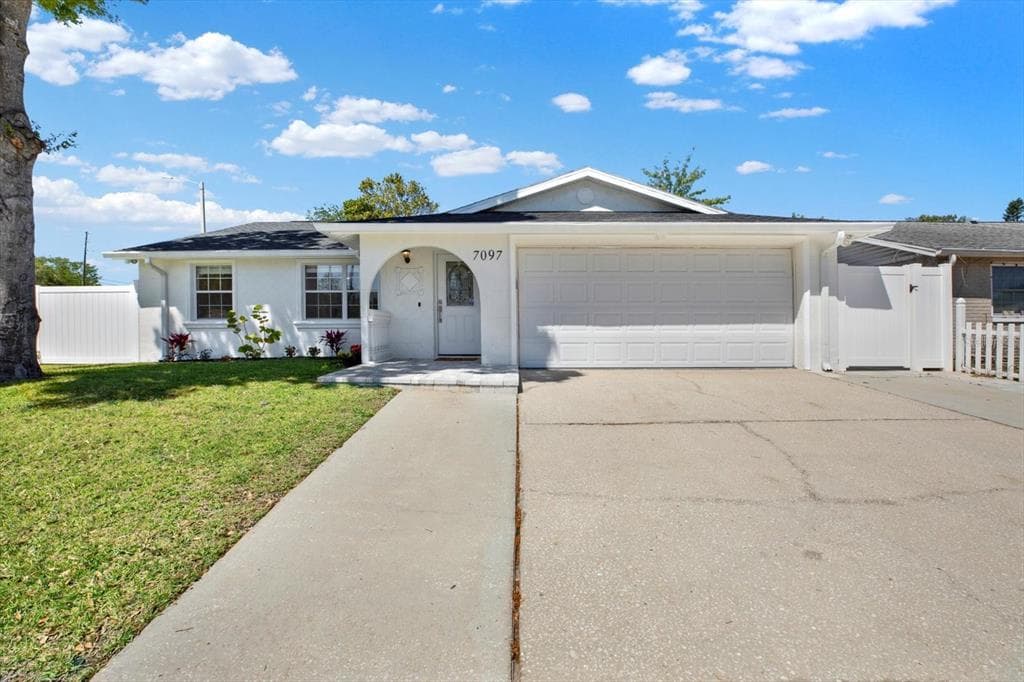 7097 ABERFELDY AVENUE N ST PETERSBURG, FL 33709