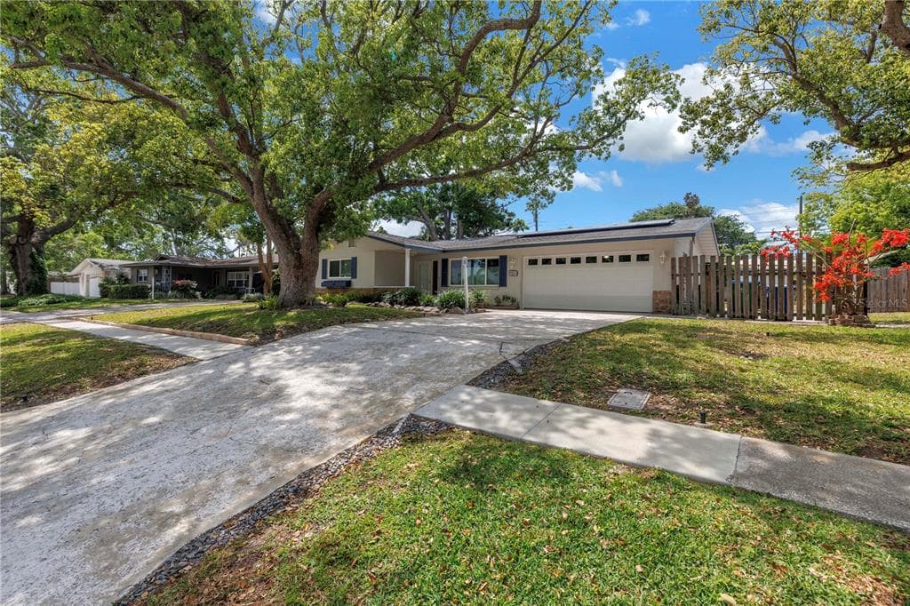 9044 LYNWOOD DRIVE SEMINOLE, FL 33772