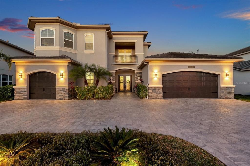 2600 COCO PALM CIRCLE