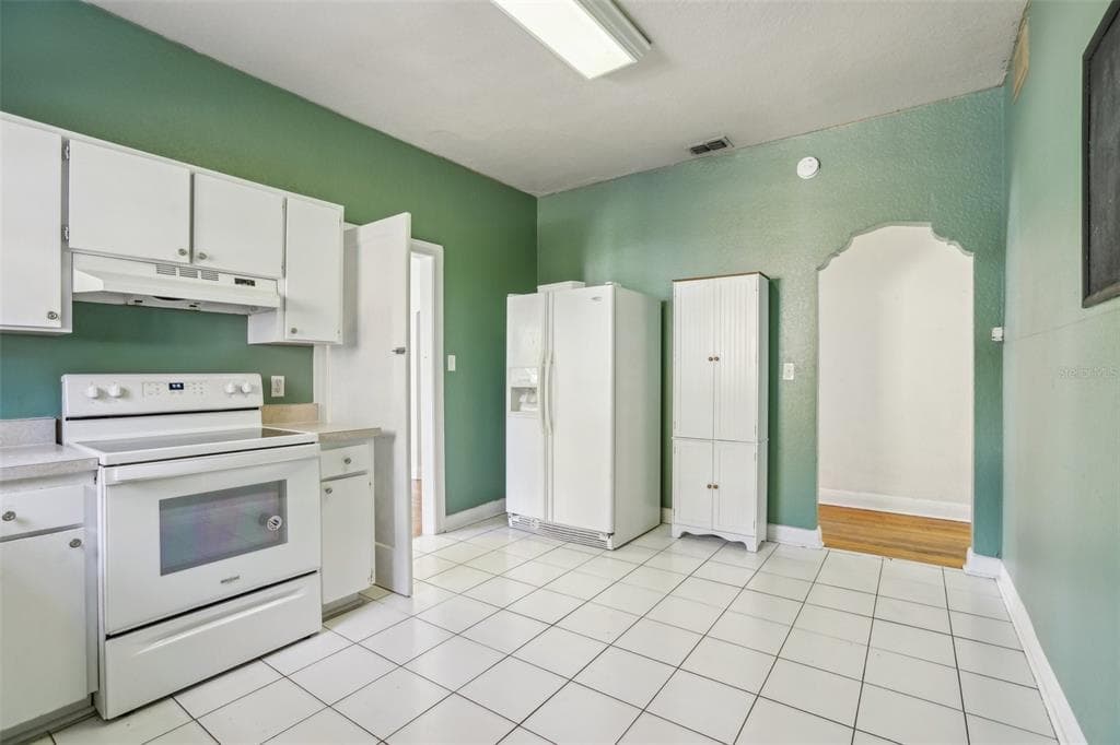 933 E SHADOWLAWN AVENUE TAMPA, FL 33603