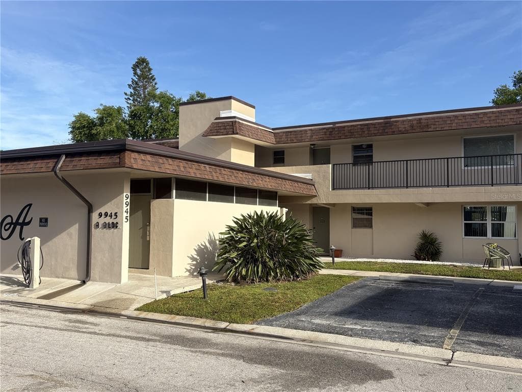 9945 47TH AVENUE N UNIT 205 ST PETERSBURG, FL 33708