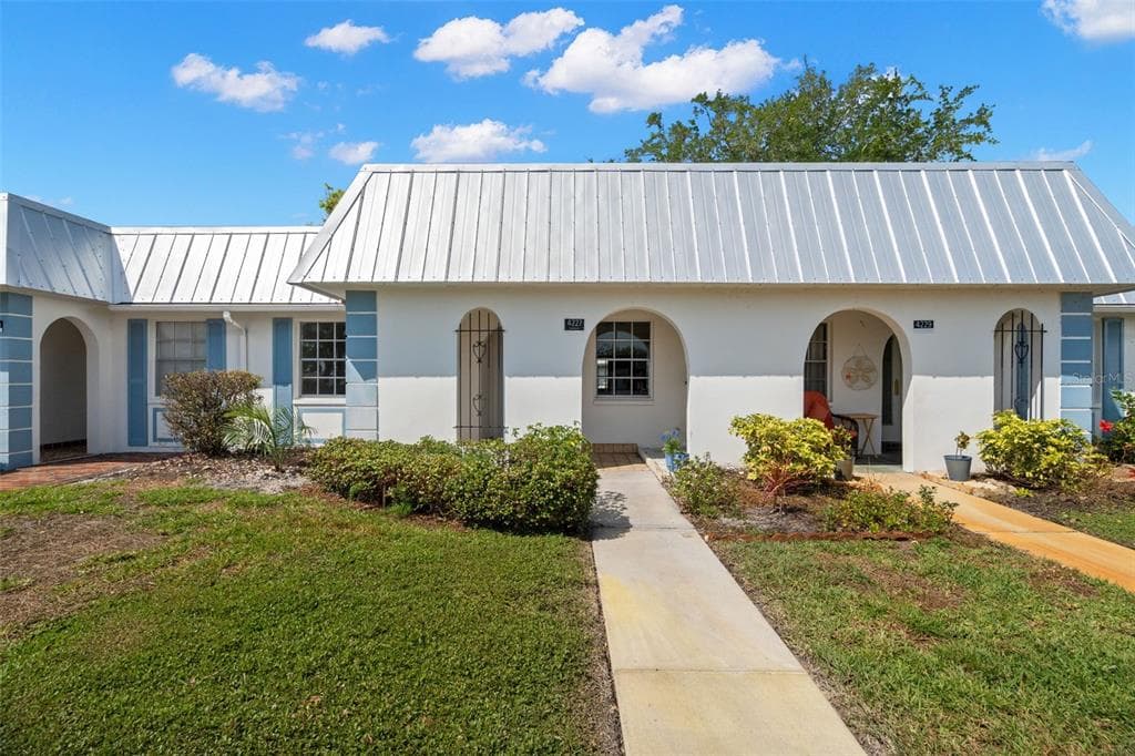 4227 GLISSADE DRIVE NEW PORT RICHEY, FL 34652