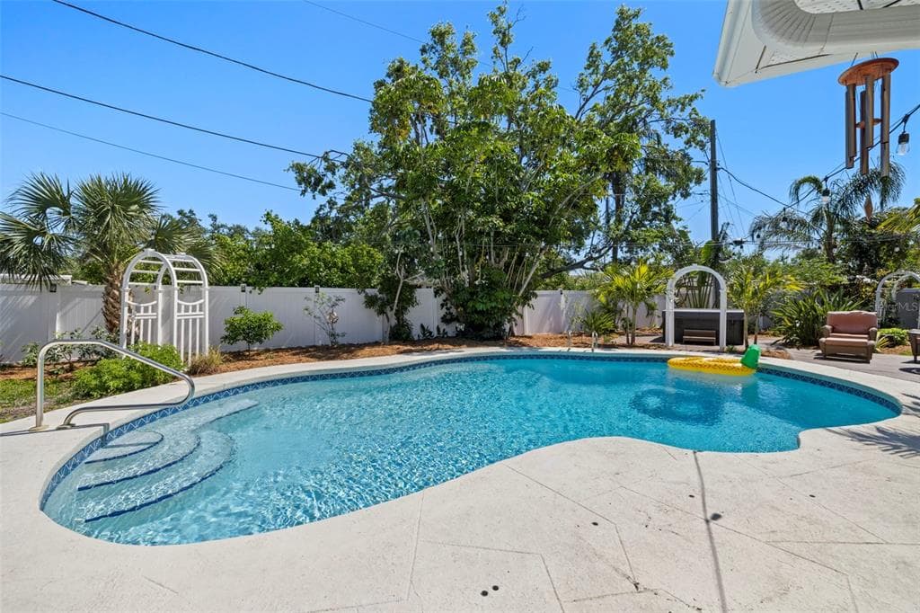 1508 EDEN ISLE BOULEVARD NE ST PETERSBURG, FL 33704