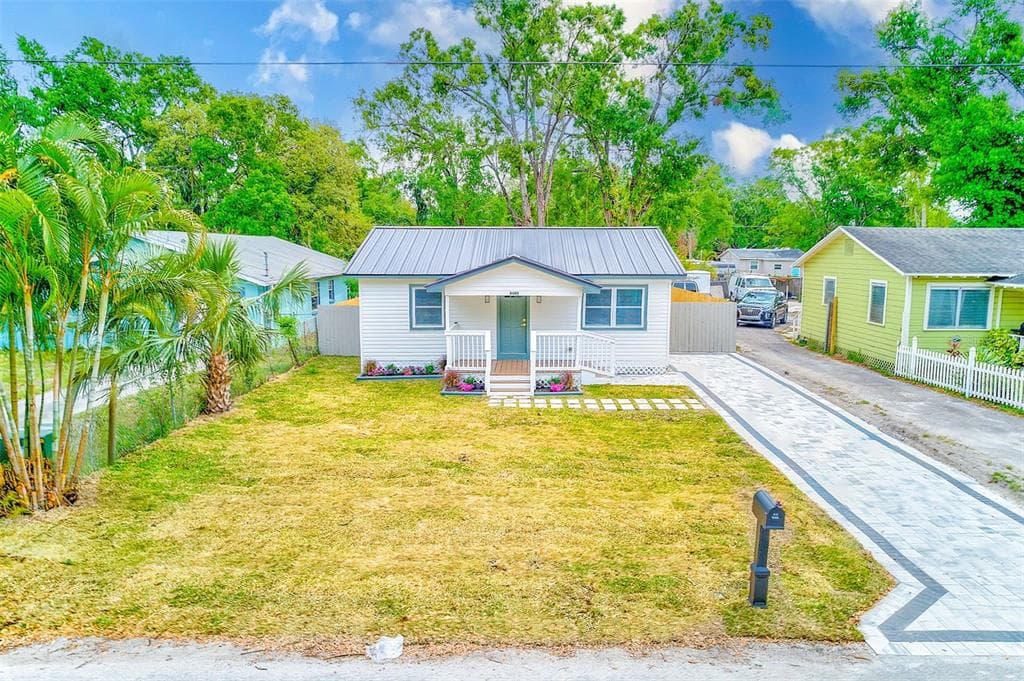 8409 N JONES AVE TAMPA, FL 33604