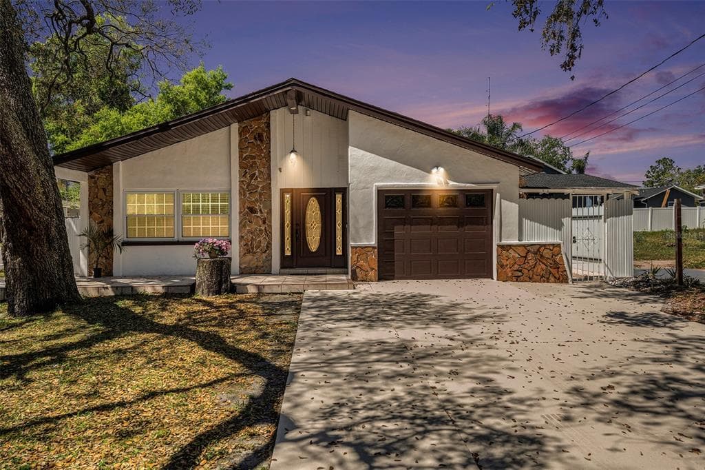 8902 N HAMNER AVENUE TAMPA, FL 33604