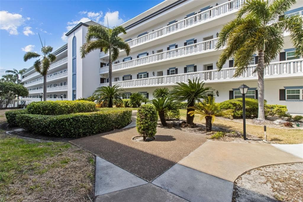 131 BLUFF VIEW DRIVE UNIT 101 BELLEAIR BLUFFS, FL 33770