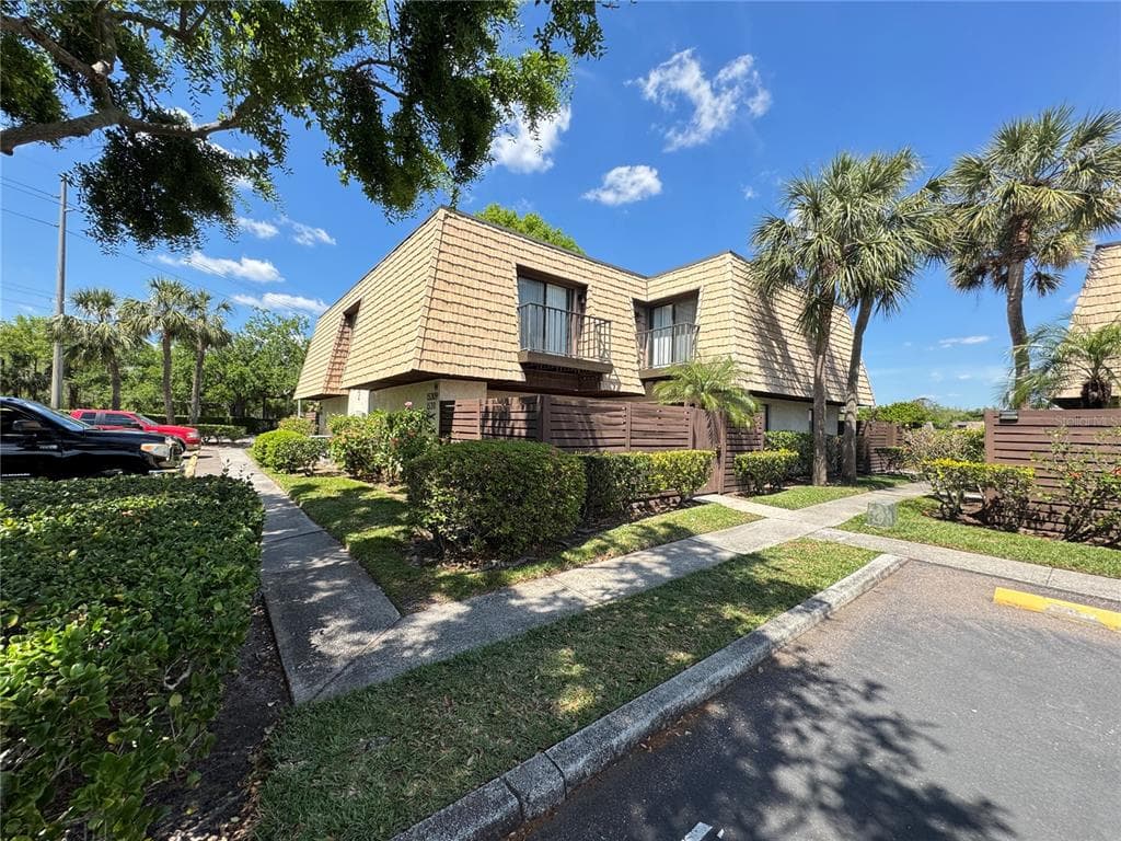 15311 W POND WOODS DRIVE TAMPA, FL 33618
