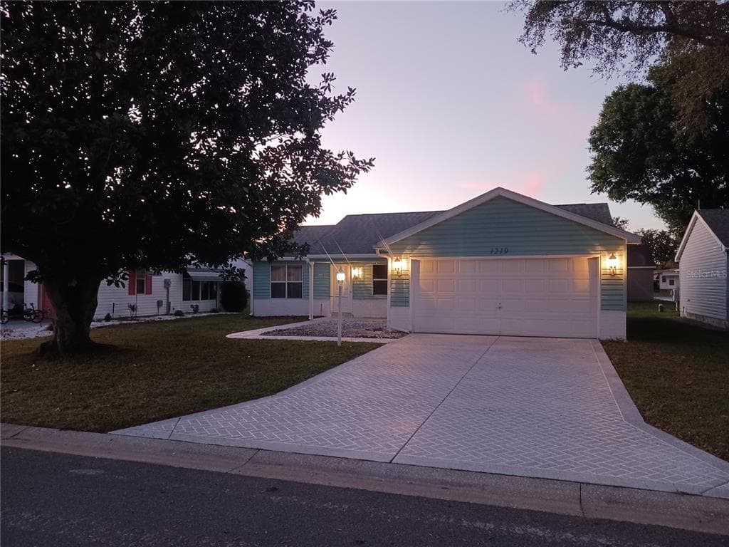 1219 SANTOS PLACE LADY LAKE, FL 32159