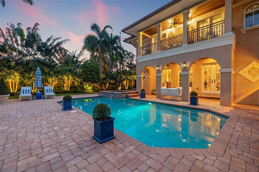 1124 SEVILLE LANE NE ST PETERSBURG, FL 33704