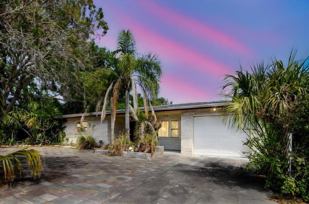 549 E CENTER ST TARPON SPRINGS, FL 34689