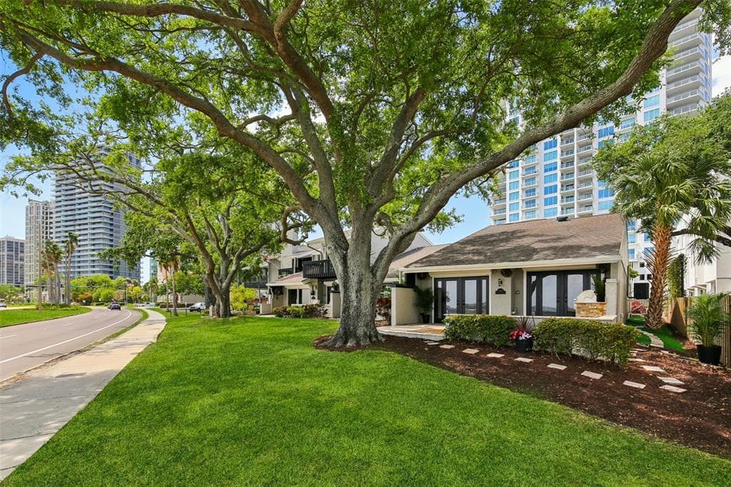 2807 BAYSHORE BOULEVARD TAMPA, FL 33629
