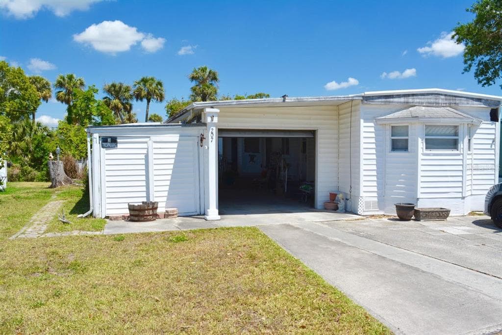 207 LANTERN LANE NORTH FORT MYERS, FL 33917