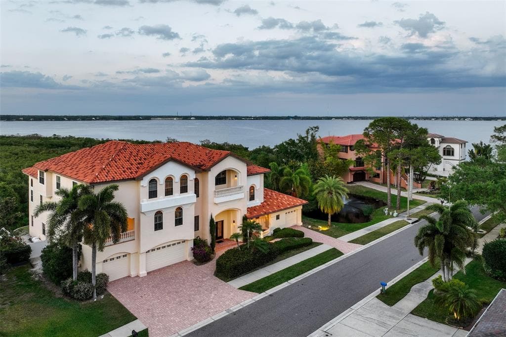 109 WATEREDGE COURT SAFETY HARBOR, FL 34695