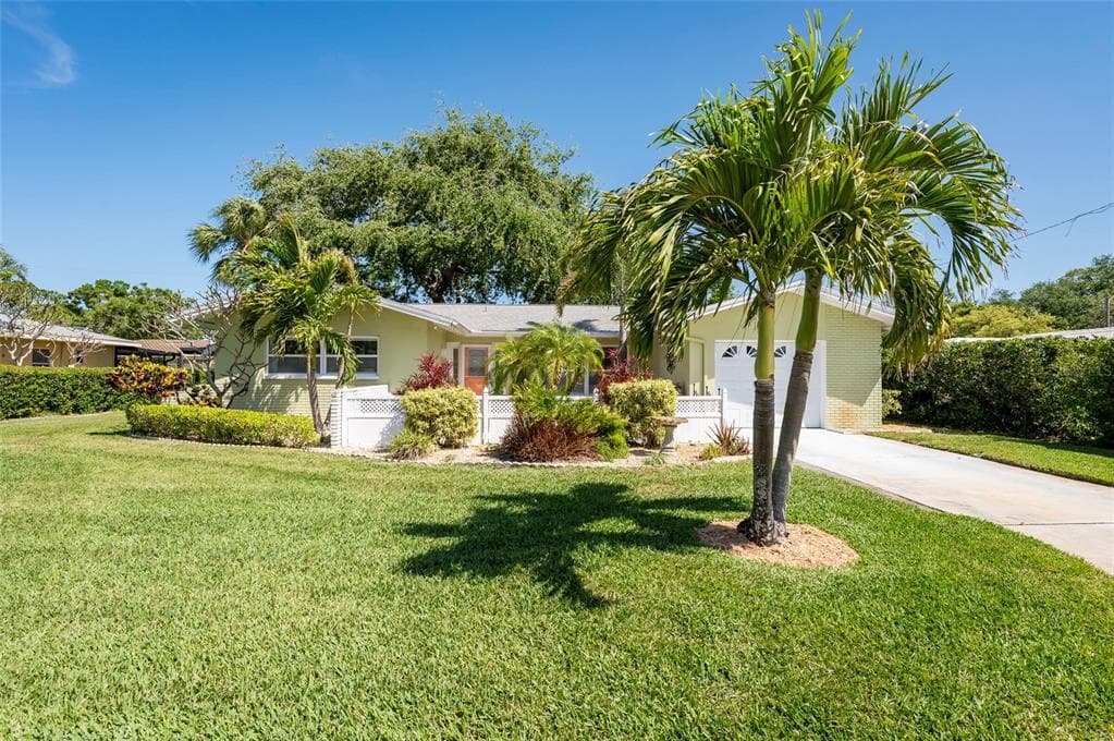 2849 SUNSET BOULEVARD BELLEAIR BLUFFS, FL 33770