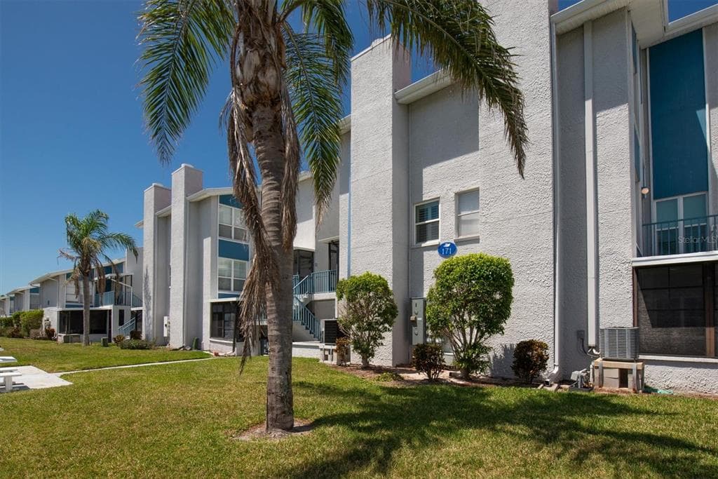 171 MEDALLION BOULEVARD UNIT F MADEIRA BEACH, FL 33708