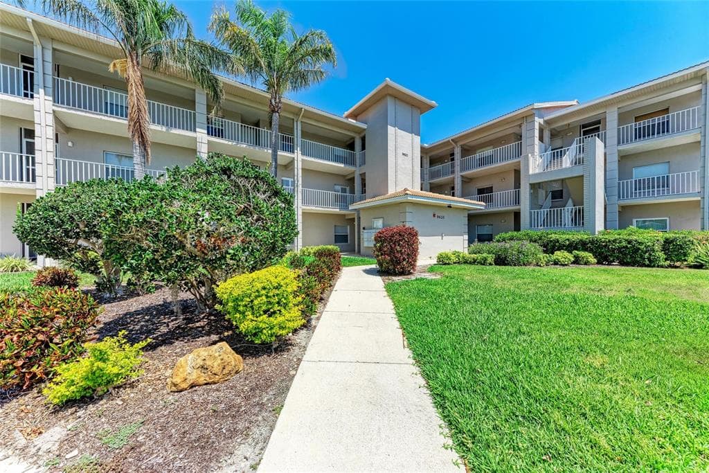 9620 CLUB SOUTH CIRCLE UNIT 5208 SARASOTA, FL 34238