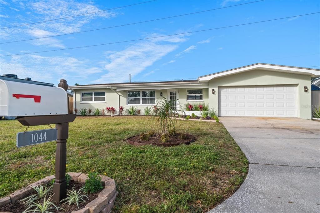 1044 PORTER DRIVE LARGO, FL 33771