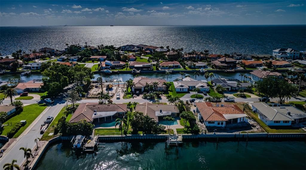 1989 HAWAII AVENUE NE ST PETERSBURG, FL 33703