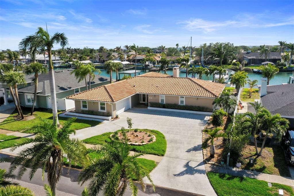 689 ISLAND WAY CLEARWATER BEACH, FL 33767