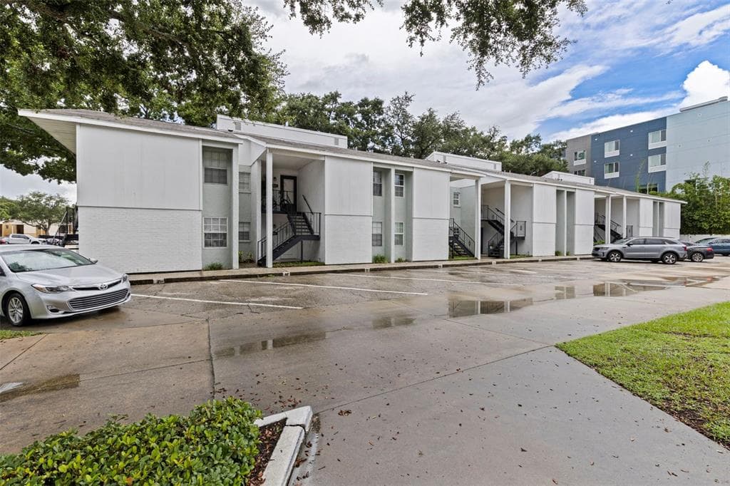 3803 N OAK DRIVE UNIT B21 TAMPA, FL 33611