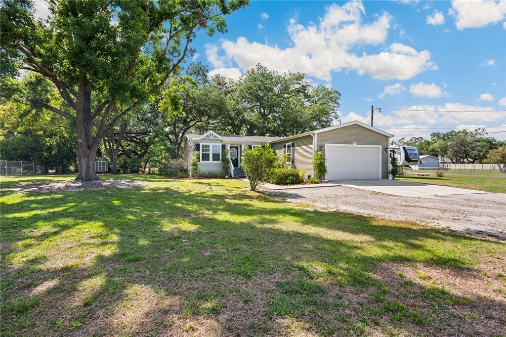 3911 LADO DRIVE WESLEY CHAPEL, FL 33543