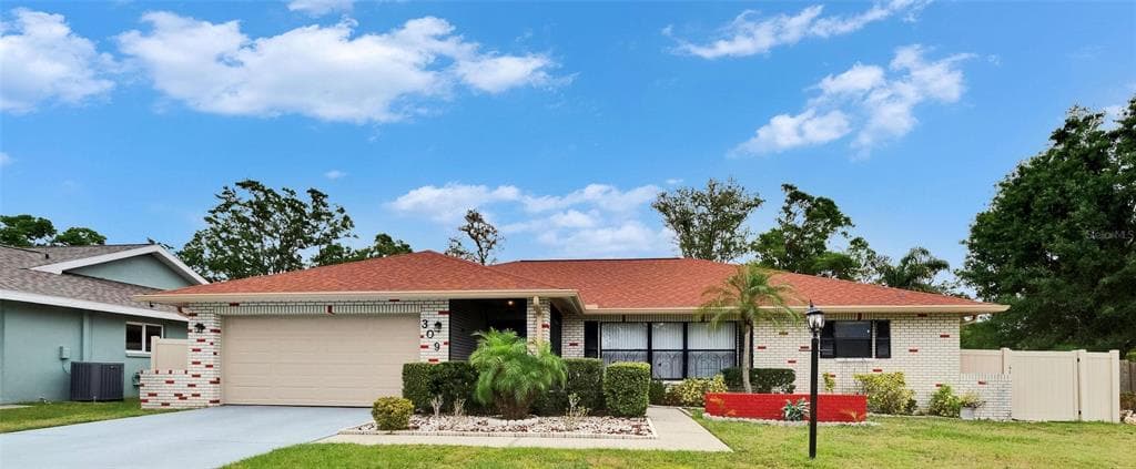 3092 HILLSIDE LANE