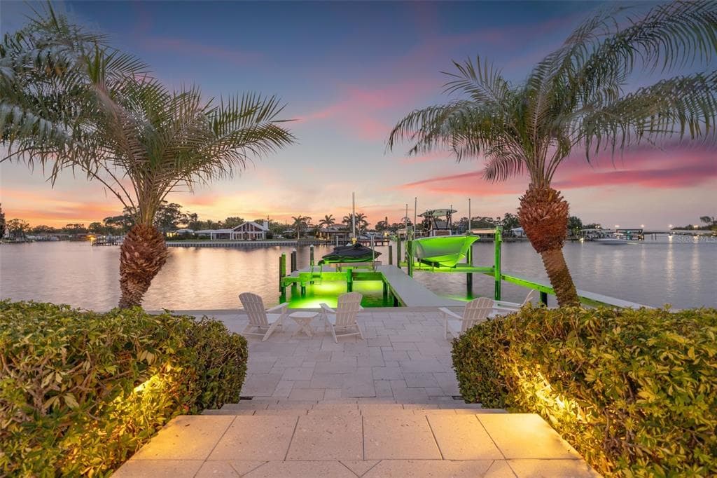 935 EDEN ISLE DRIVE NE ST PETERSBURG, FL 33704