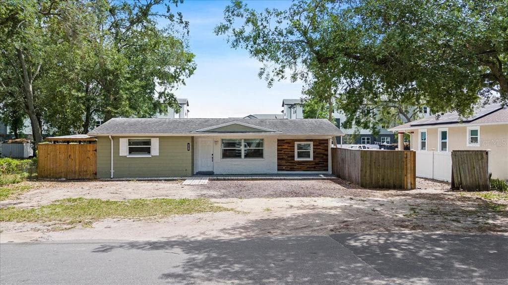 817 E 145TH AVENUE TAMPA, FL 33613
