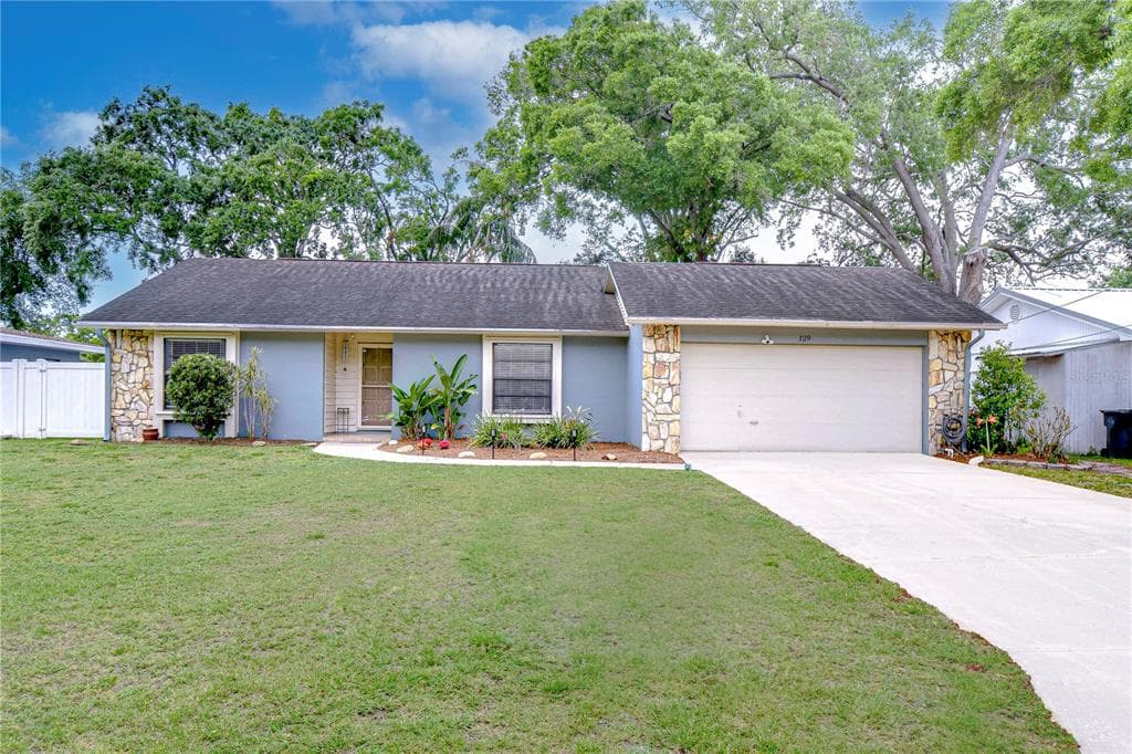129 SIOBHAN AVENUE TAMPA, FL 33613