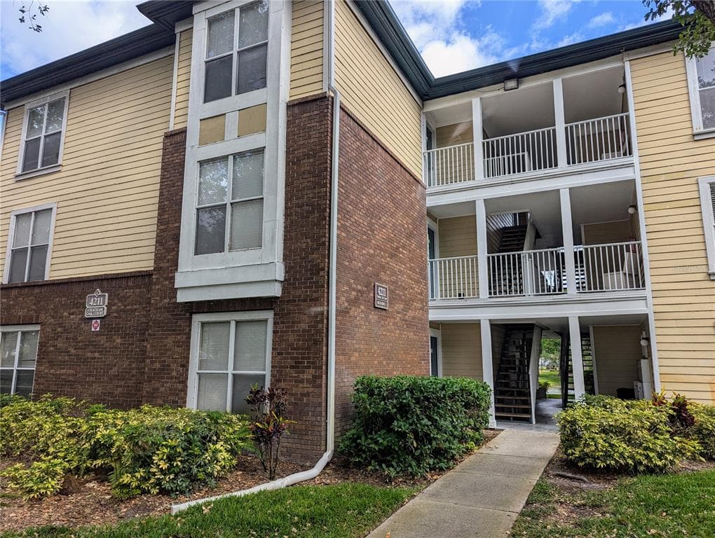 4211 CHATHAM OAK COURT UNIT 111 TAMPA, FL 33624