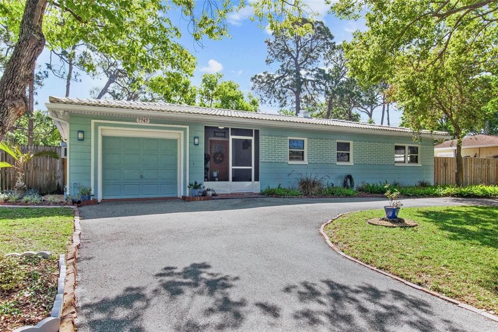 7747 90TH WAY N SEMINOLE, FL 33777