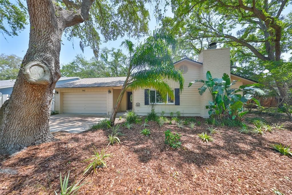 940 WOODLAND DRIVE