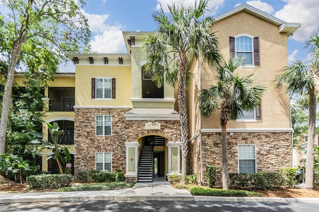 10103 COURTNEY OAKS CIRCLE UNIT 103 TAMPA, FL 33619