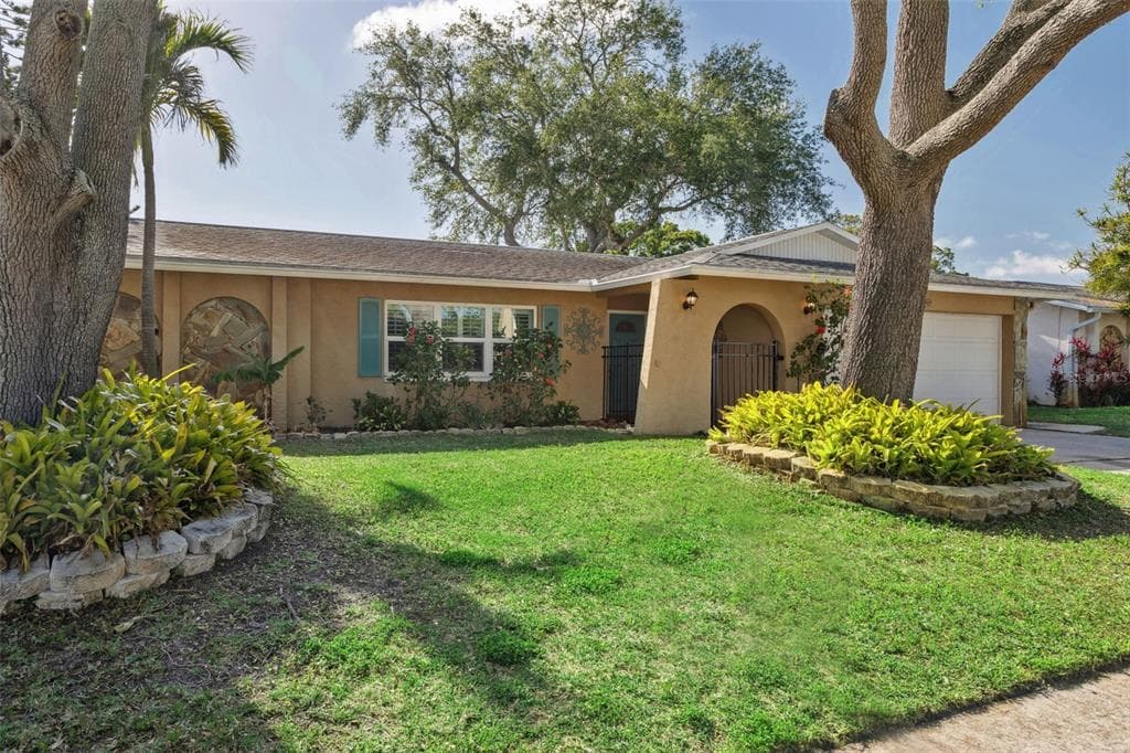 8350 MONARCH CIRCLE SEMINOLE, FL 33772