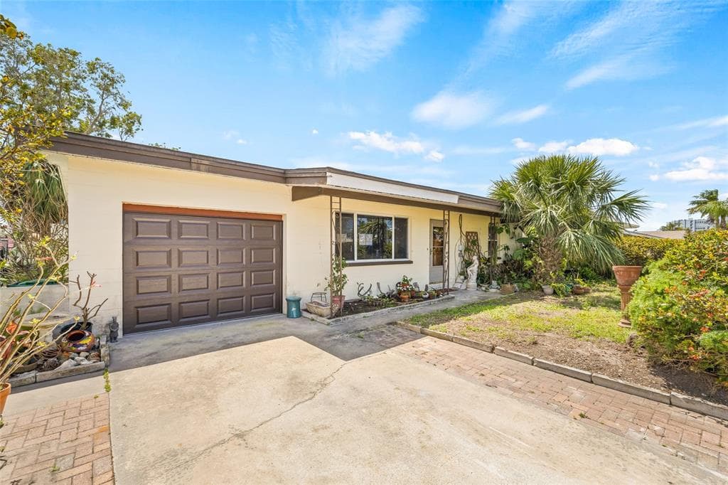 221 174TH AVENUE E REDINGTON SHORES, FL 33708