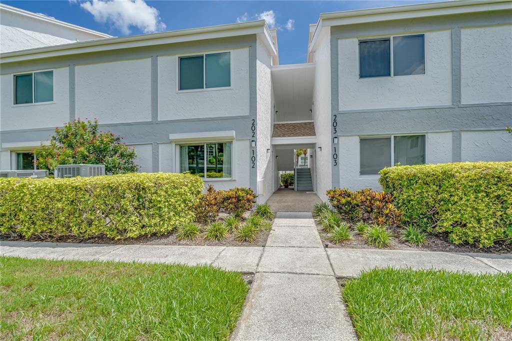 1451 GULF BOULEVARD UNIT 102 CLEARWATER BEACH, FL 33767