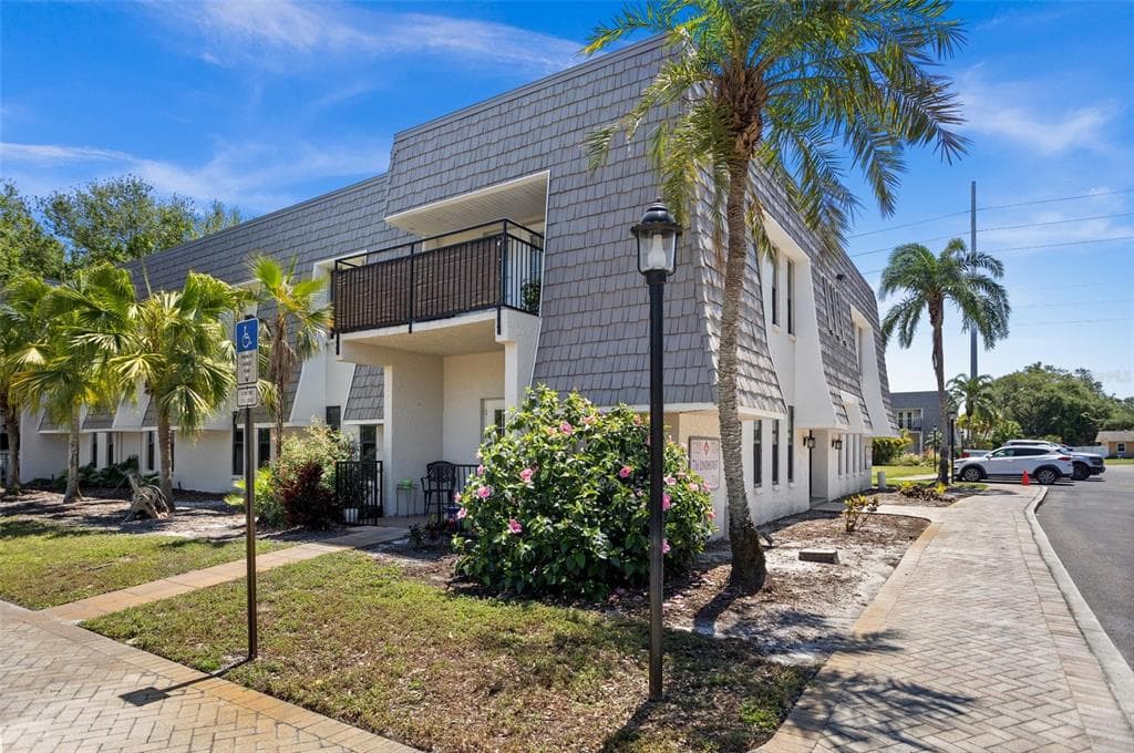 716 LYNDHURST STREET UNIT 702 DUNEDIN, FL 34698