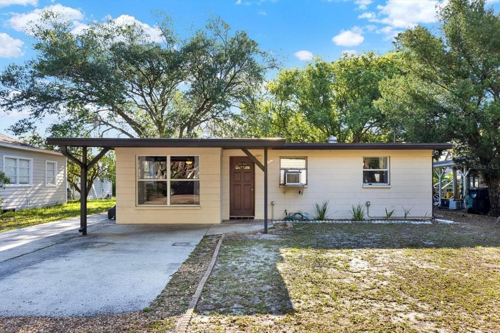 8915 N WILLOW AVENUE TAMPA, FL 33604