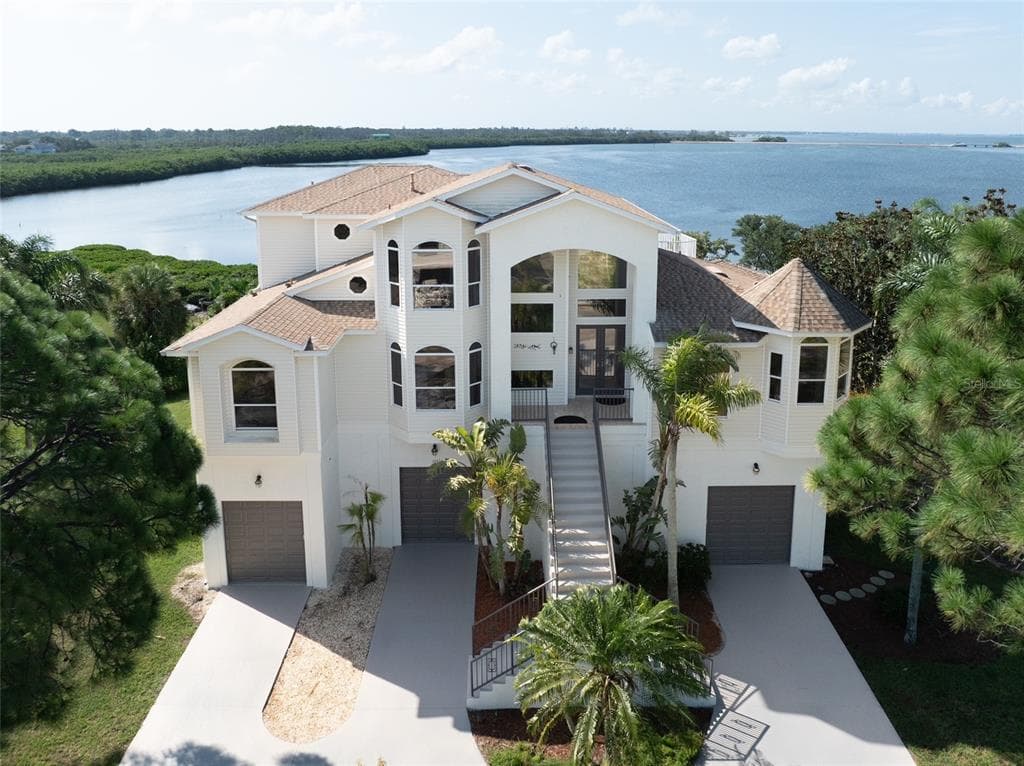 1661 SEA BREEZE DRIVE TARPON SPRINGS, FL 34689