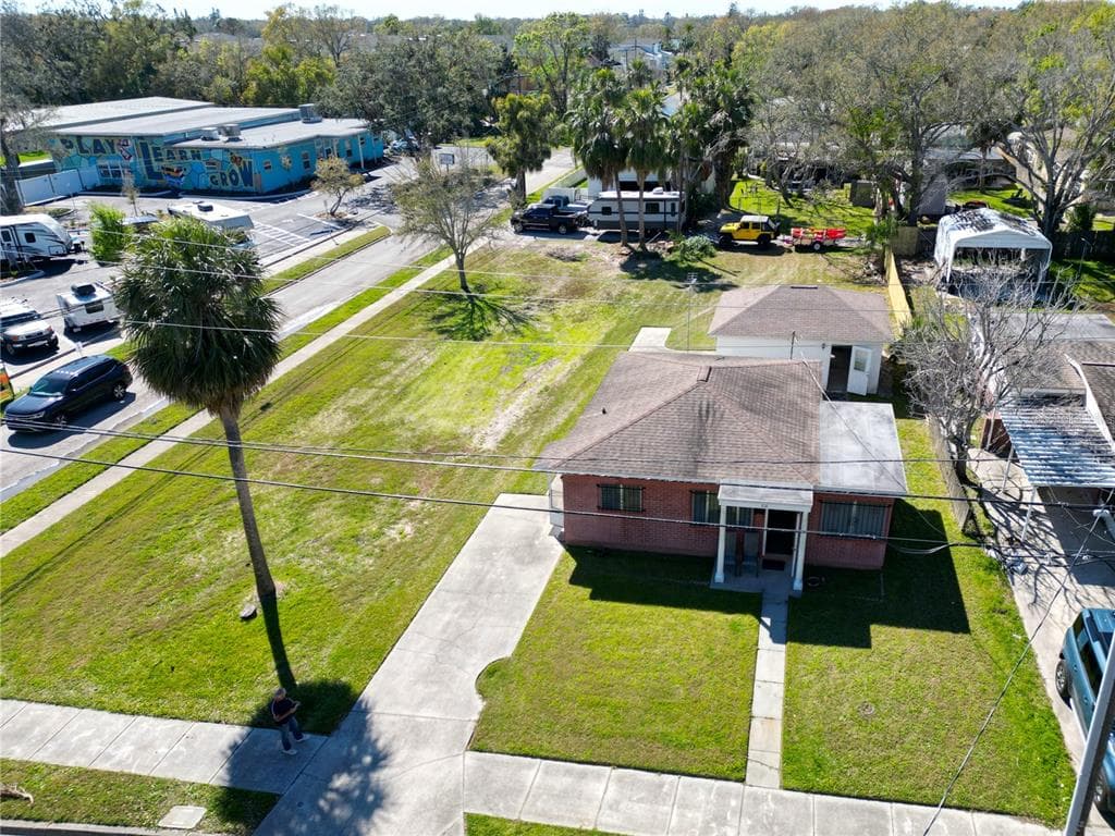 318 BANANA STREET TARPON SPRINGS, FL 34689