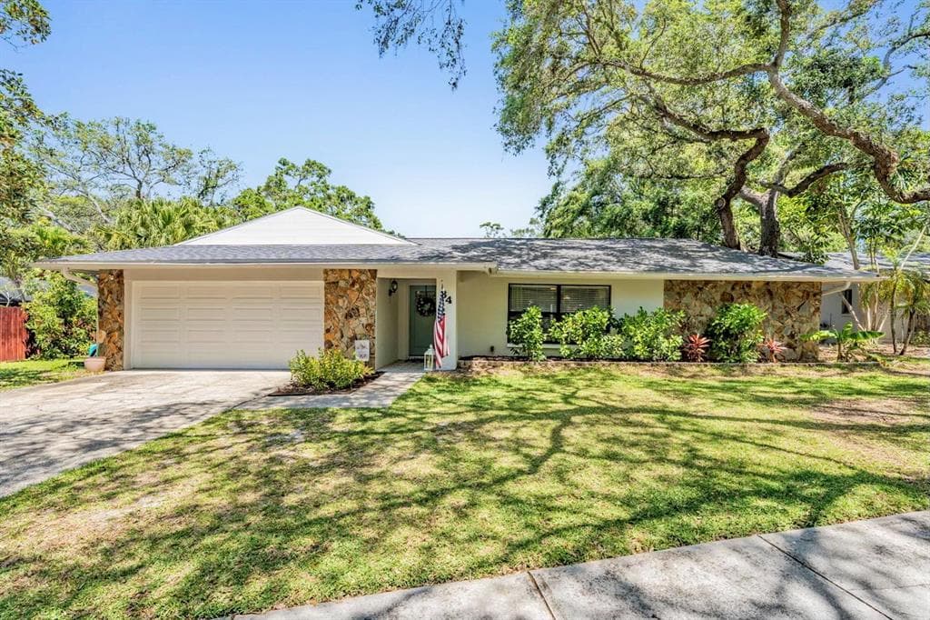 34 HICKORY LANE SAFETY HARBOR, FL 34695
