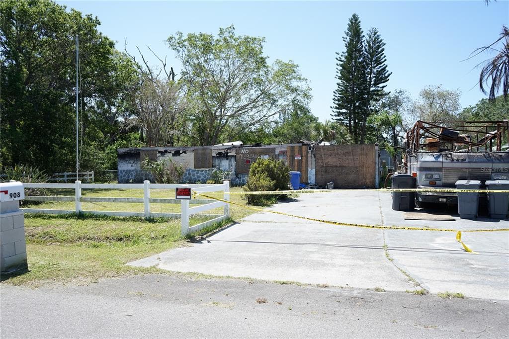 908 4TH AVENUE SW RUSKIN, FL 33570